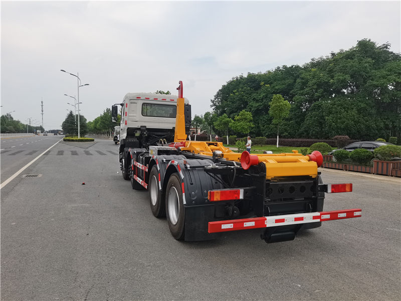 東風天龍前四后八勾臂式垃圾車