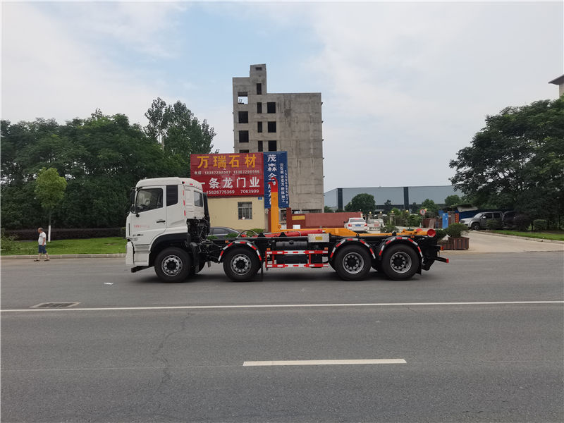 東風天龍前四后八勾臂式垃圾車