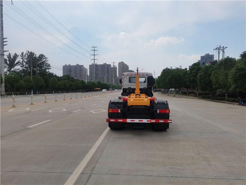 東風天龍前四后八勾臂式垃圾車