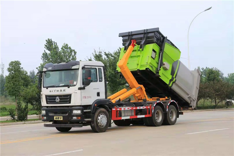 重汽汕德卡后八輪勾臂式垃圾車
