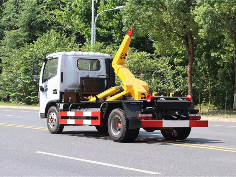 東風(fēng)多利卡勾臂式垃圾車(chē)