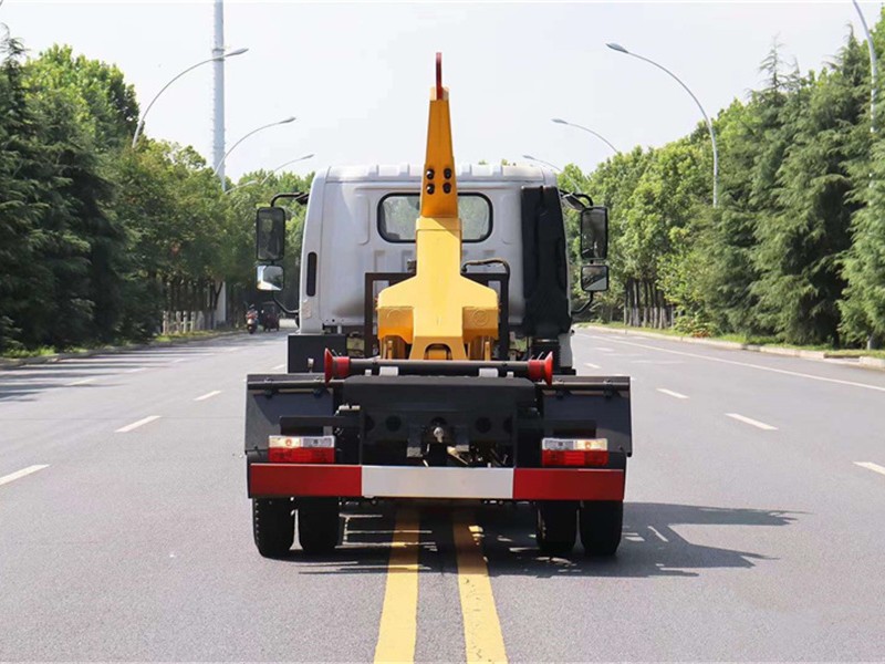 東風(fēng)多利卡勾臂式垃圾車(chē)