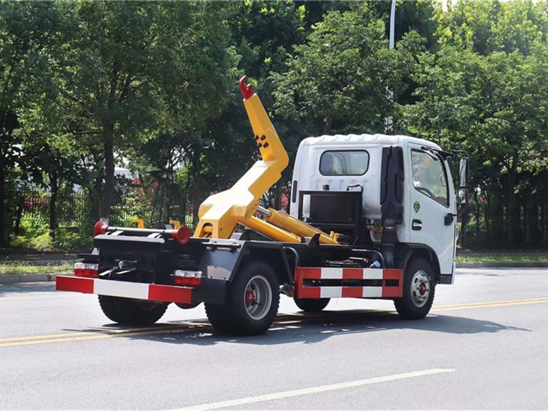 東風(fēng)多利卡勾臂式垃圾車(chē)